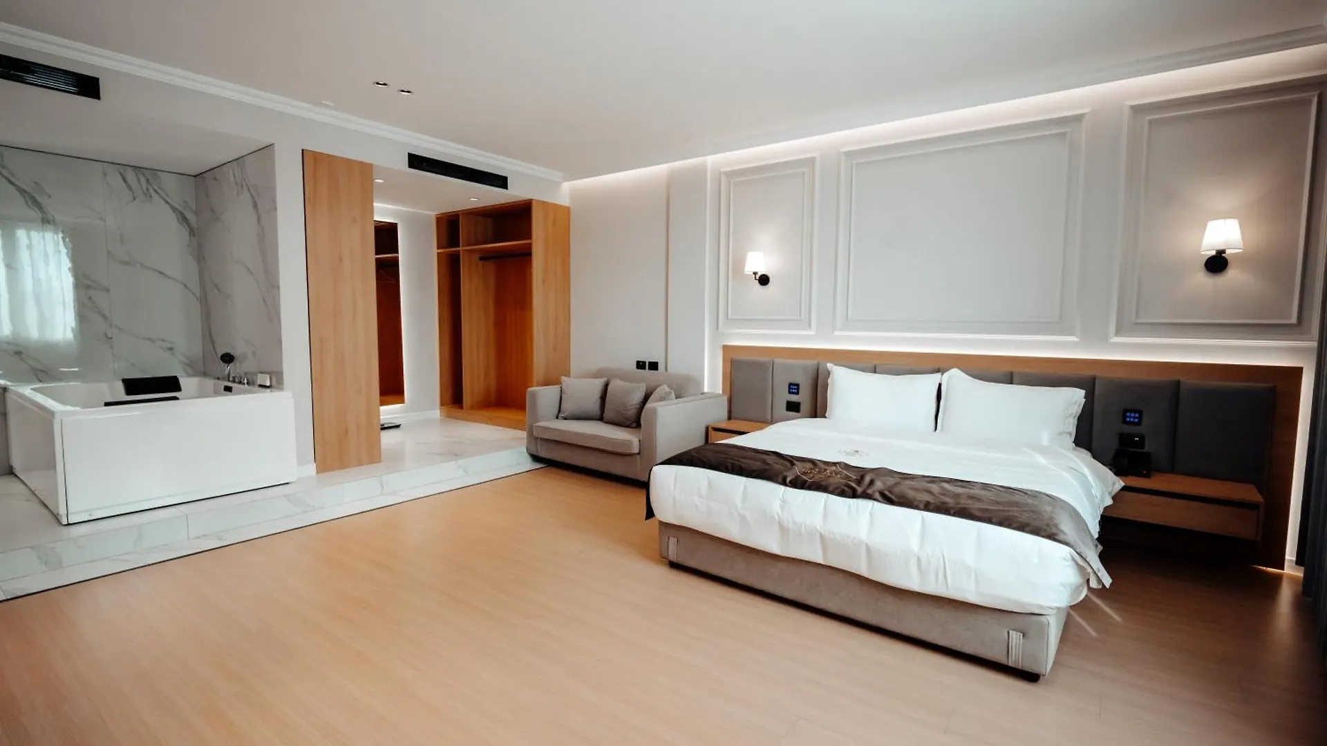 Holiday Hotel Rinas 4*,
